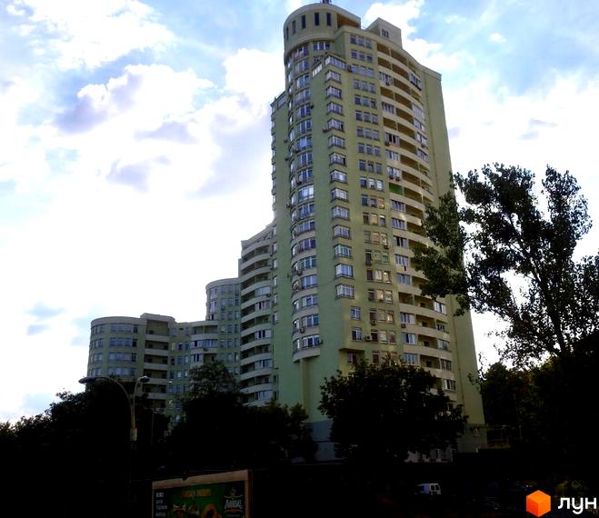 Житловий комплекс на проспекті Науки, 80а/73 з сучасною архітектурою та зеленими насадженнями навколо.