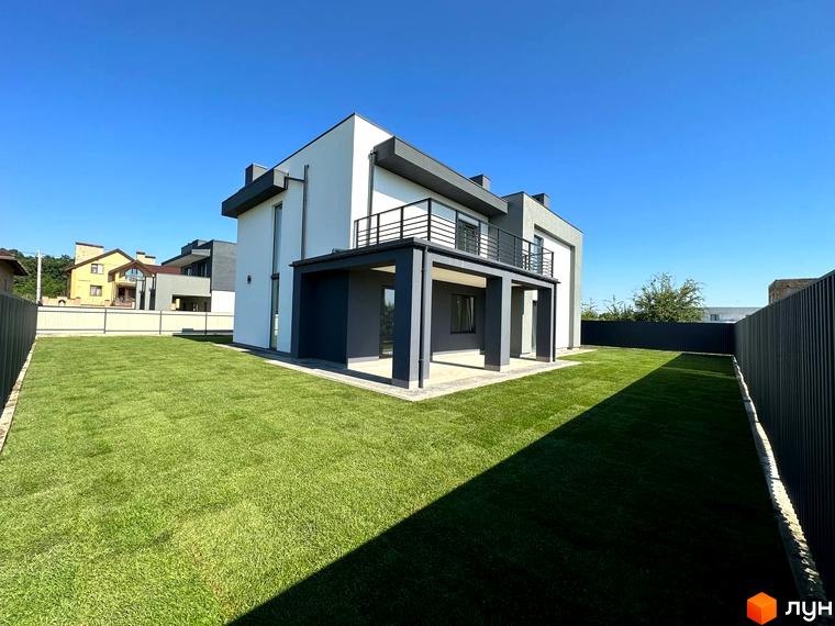 Котеджне містечко КМ PARK by berezivka: двоповерховий будинок з сірим навісом та балконом, доглянутий зелений газон та паркан.