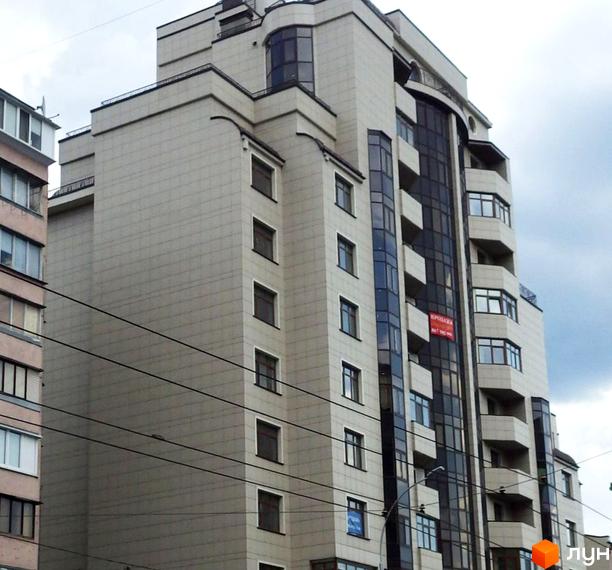 Житловий комплекс на вул. Антоновича, 103, з сучасною фасадною обробкою та балконами. Прибудинкова територія з зеленими насадженнями та зручними під'їздами.