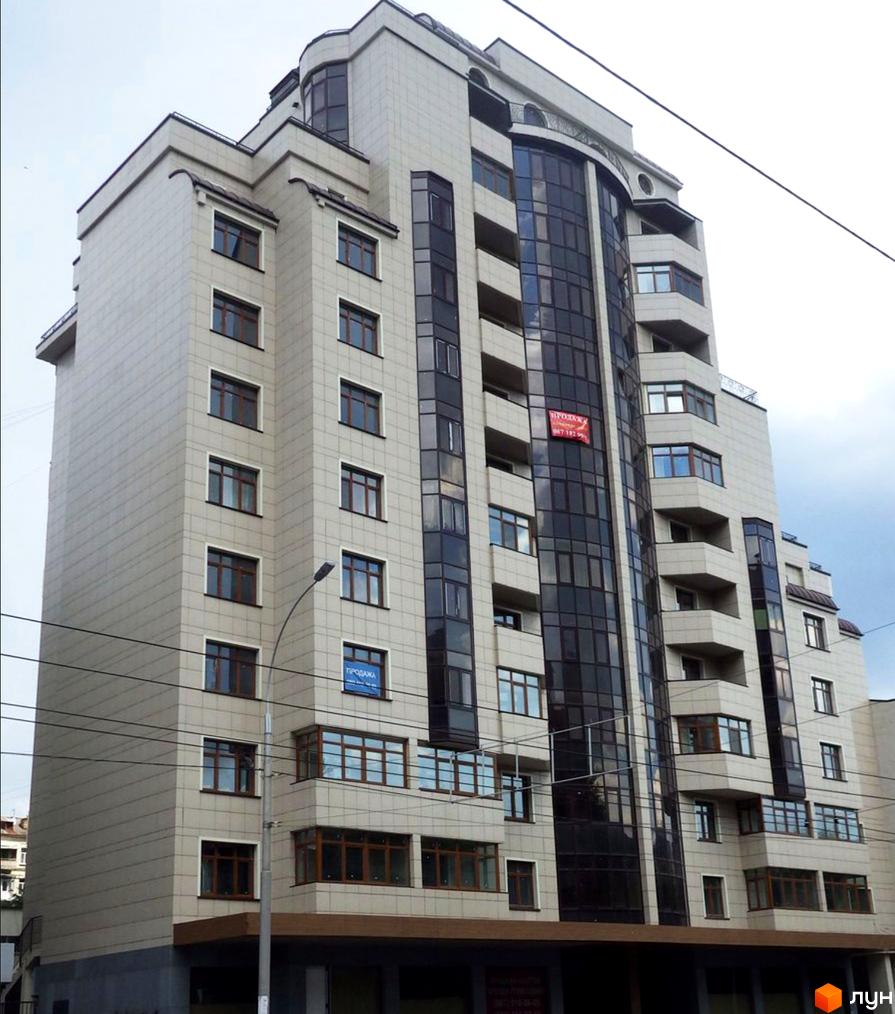 Житловий комплекс вул. Антоновича, 103, має сучасний фасад з великими вікнами та балконами. Прибудинкова територія облаштована для комфортного проживання.