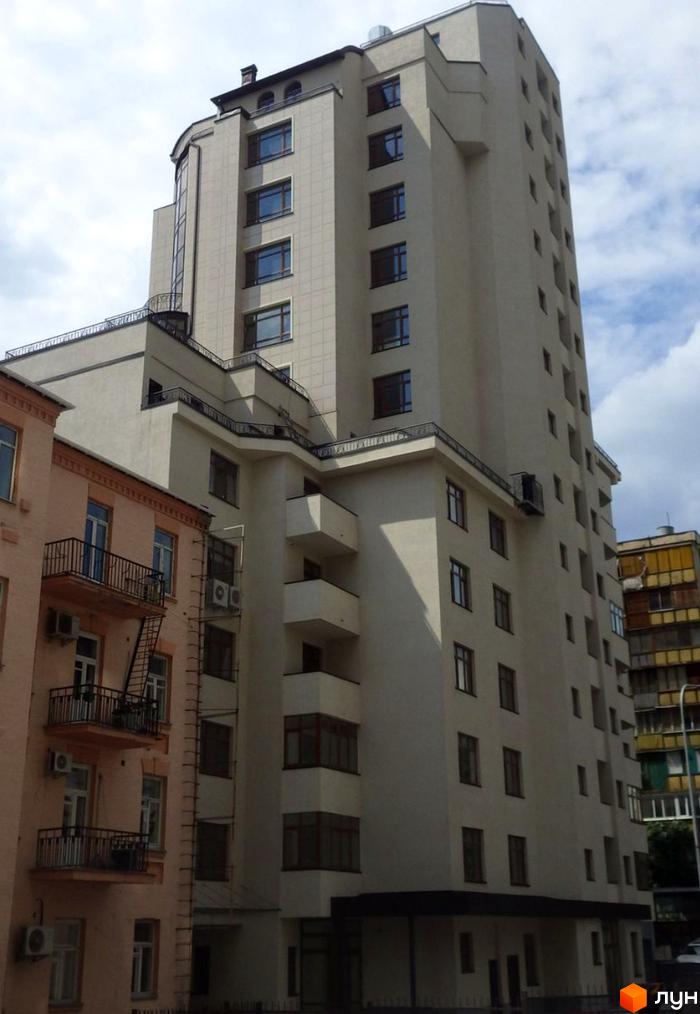 Житловий комплекс на вул. Антоновича, 103, з сучасною архітектурою та прибудинковою територією. Будинок має балкони та великі вікна.