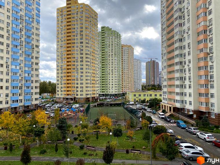 Житловий комплекс Паркові озера з високими будинками світлих відтінків. Прибудинкова територія має зелені насадження, дитячий майданчик та спортивне поле.