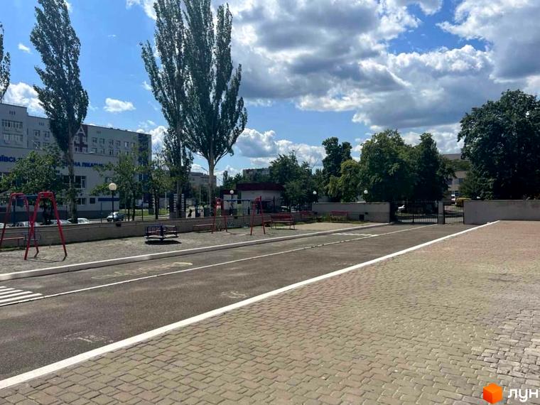 Житловий комплекс Воскресенський з багатоповерховим будинком та прибудинковою територією. На території є дитячий майданчик та зелені насадження.