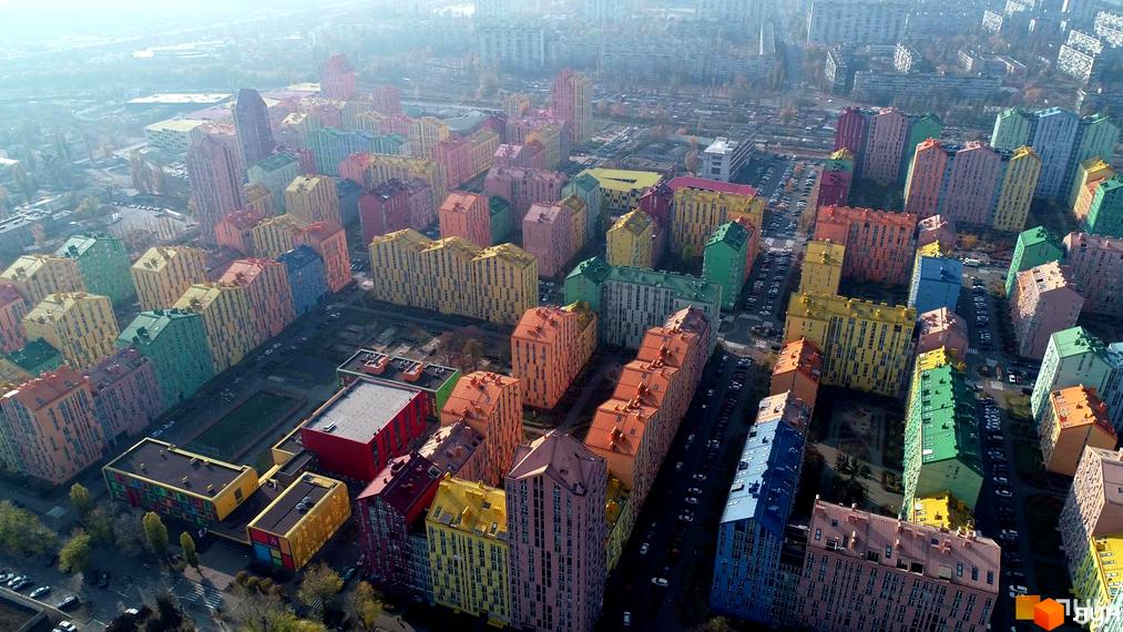 Житловий комплекс Комфорт Таун з яскравими фасадами будинків та облаштованою прибудинковою територією.