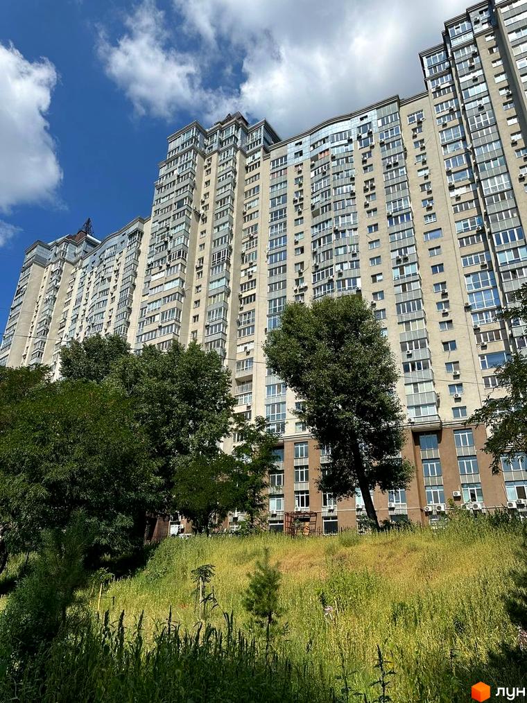 Житловий комплекс Лазурний блюз з висотними будівлями та зеленими насадженнями на прибудинковій території.