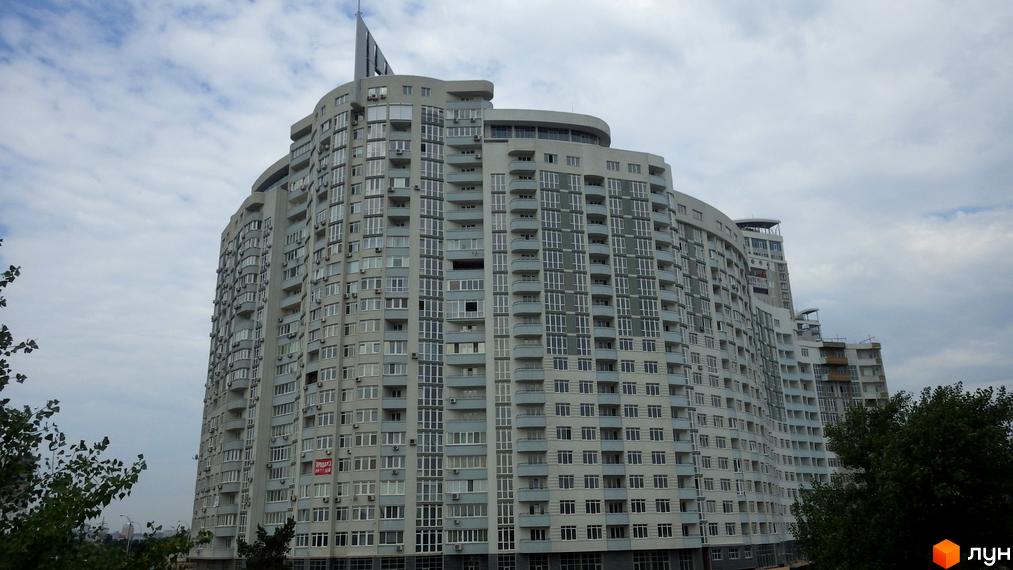 Житловий комплекс Парк Стоун з сучасною архітектурою та великою прибудинковою територією, озелененою деревами.