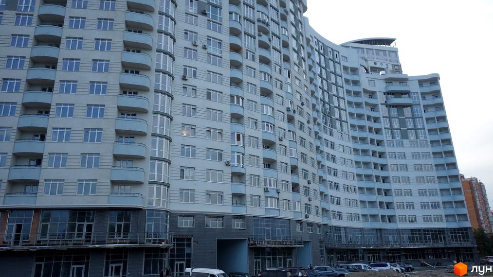 Житловий комплекс Парк Стоун з сучасною фасадною архітектурою та прибудинковою територією.