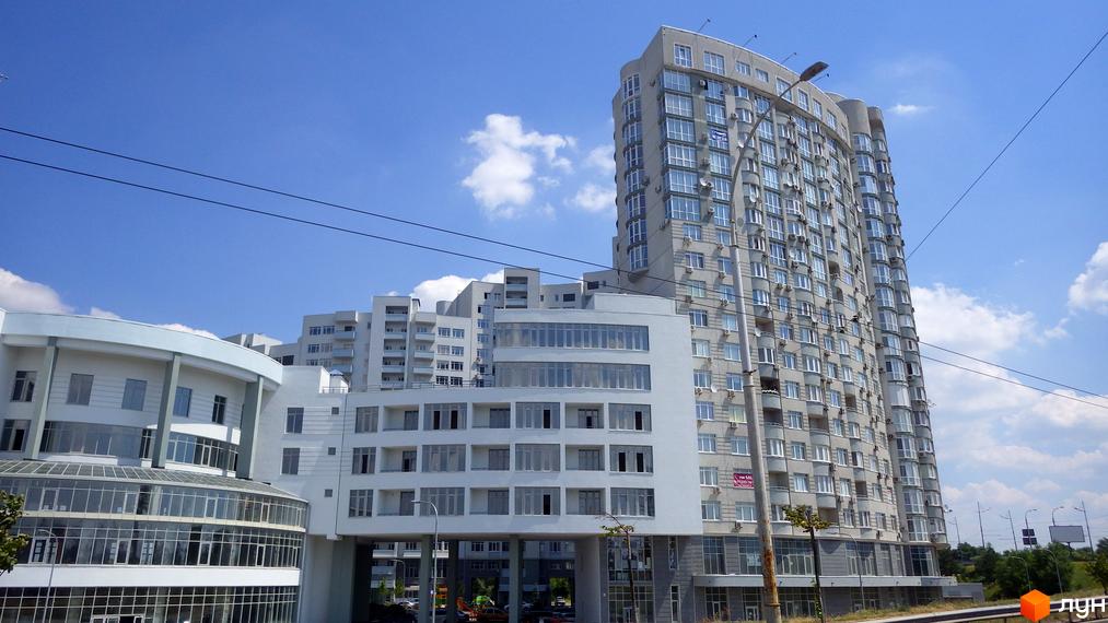 Житловий комплекс Парк Стоун з сучасними фасадами та прибудинковою територією, облаштованою для відпочинку.