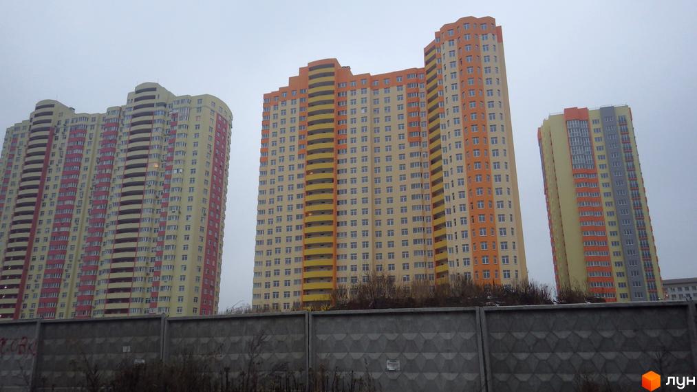 Житловий комплекс Яскравий - висотні будинки з жовто-помаранчевими та червоно-жовтими фасадами. Зовнішній вигляд новобудов.