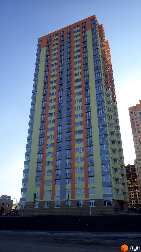 Житловий комплекс Яскравий – висотна новобудова з яскравим фасадом, що складається з жовтих, сірих та помаранчевих секцій. Навколо будинку облаштована прибудинкова територія з зеленими насадженнями.