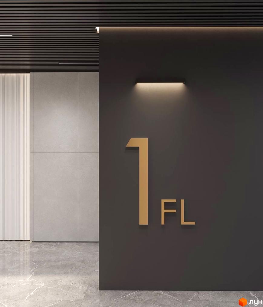 Напис «1 FL» на стіні в холі. Сіра плитка на підлозі, стеля з темними рейками, світлодіодне освітлення.