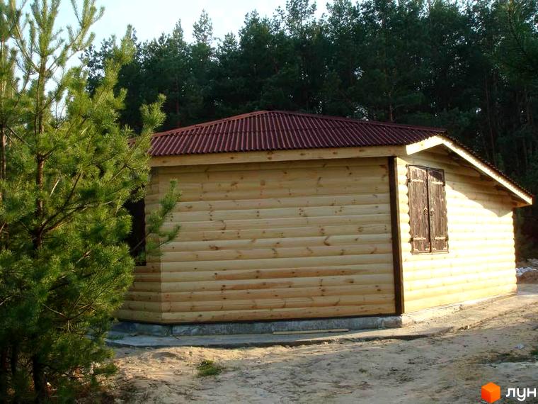 Зображення будинку з дерев'яного брусу з червоним дахом у Котеджному містечку Дачне село, Червона Слобода. Навколо сосни та піщаний ґрунт.