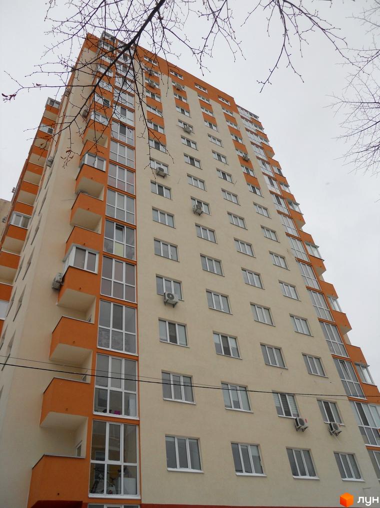 Зображення багатоповерхового будинку Житловий комплекс Мінський з балконами та кондиціонерами. Вигляд фасаду та частини прибудинкової території.