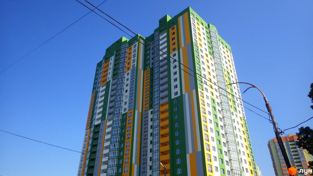 Новобудова на вул. Петра Калнишевського (Майорова), 6. Багатоповерховий будинок з яскравим фасадом у зелених, жовтих та сірих кольорах, з великою кількістю вікон та балконів.