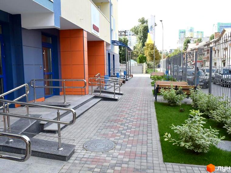 Комплекс Вишиванка має синьо-помаранчевий фасад з пандусами. Біля будинку розташовані лавки та зелені насадження.