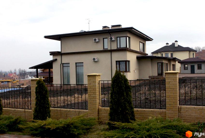 Зовнішній вигляд будинку житлового комплексу КП Флоринка з прибудинковою територією та зеленими насадженнями.