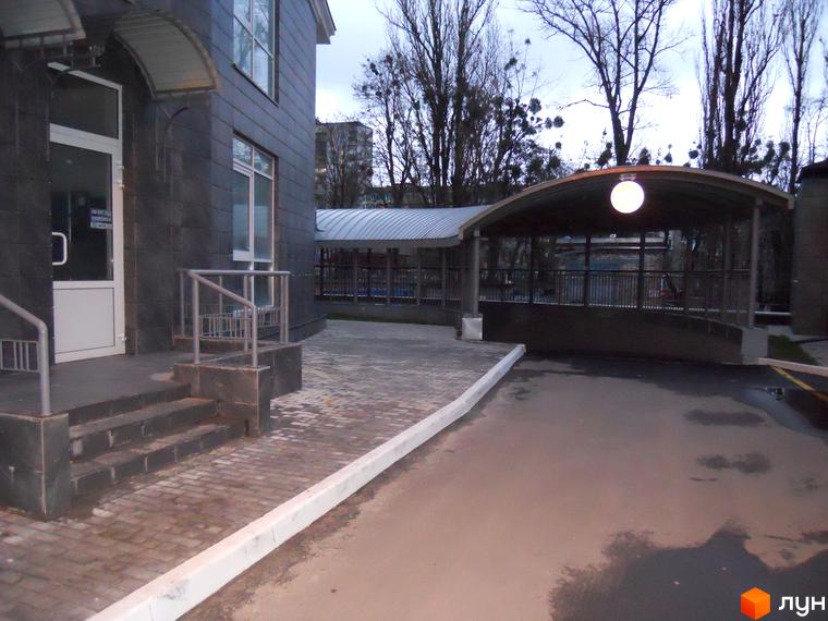 Зовнішній вигляд будинку житлового комплексу Срібна Вежа з під'їздами та прибудинковою територією.