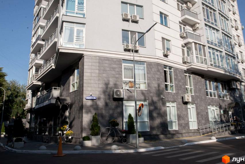 Житловий комплекс Срібна Вежа з сучасним фасадом та прибудинковою територією, оформленою зеленими насадженнями.