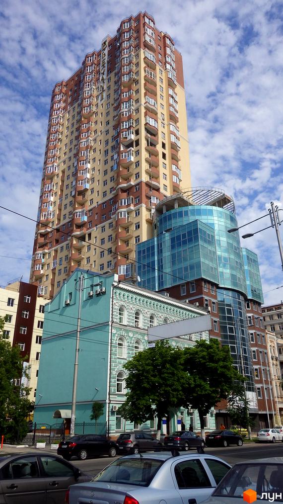 Житловий комплекс Елегант з сучасною архітектурою та великими балконами. Прибудинкова територія озеленена деревами та парковими місцями.