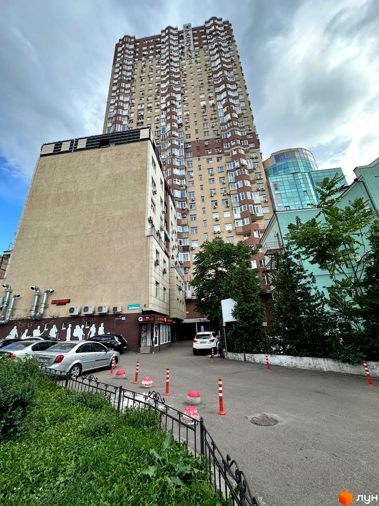 Вид на житловий комплекс ЖК Елегант з висоти, з парковкою та зеленими насадженнями на прибудинковій території.