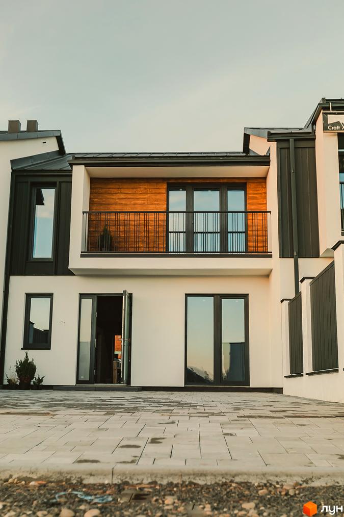 Таунхауси Modern House – двоповерхові будинки з балконом та великими вікнами, перед якими розташований вимощений двір.