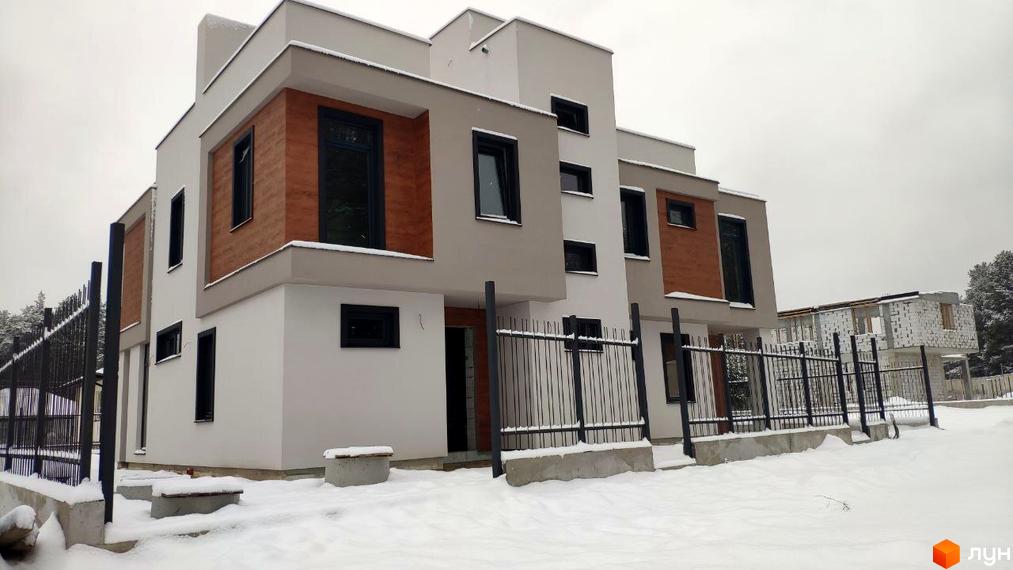 Дуплекси „Сосновий бір“ — двоповерхові будинки з коричневими та сірими фасадами, огороджена територія взимку.