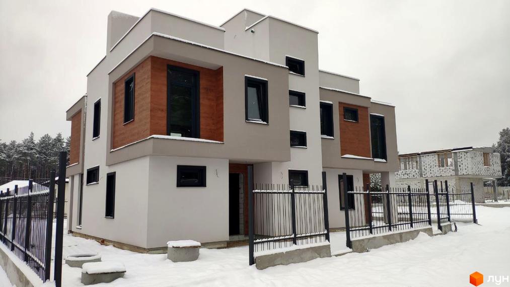 Дуплекси „Сосновий бір“: два дуплекси з білими фасадами, коричневими вставками та чорними вікнами. Зимовий пейзаж зі снігом, огорожею та лісом.