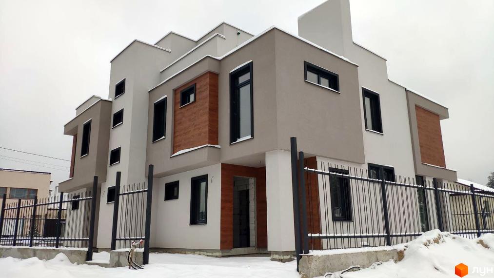 Зовнішній вигляд дуплексів Сосновий бір з парканом та засніженою територією. Ознайомтеся з проєктом новобудови Сосновий бір.