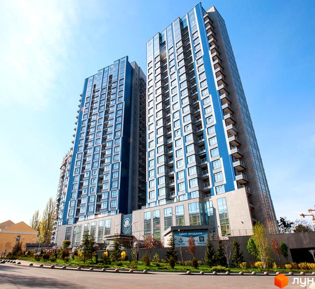 Житловий комплекс Central Park – це дві висотні будівлі з сірими та синіми фасадами, що домінують на тлі блакитного неба. Перед будівлями розташована зелена прибудинкова територія з деревами та кущами.