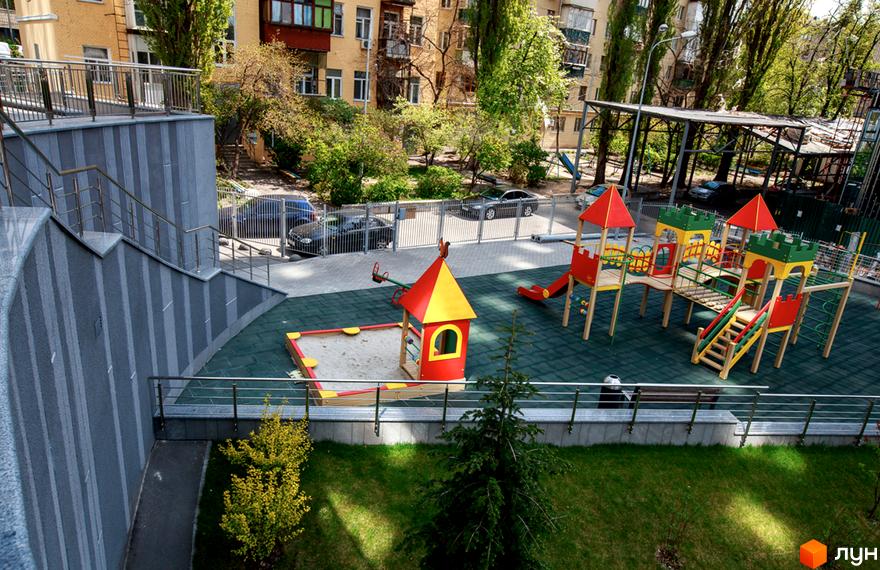 Житловий комплекс ЖК Central Park. Дитячий майданчик з гірками та пісочницею біля багатоповерхових будинків.