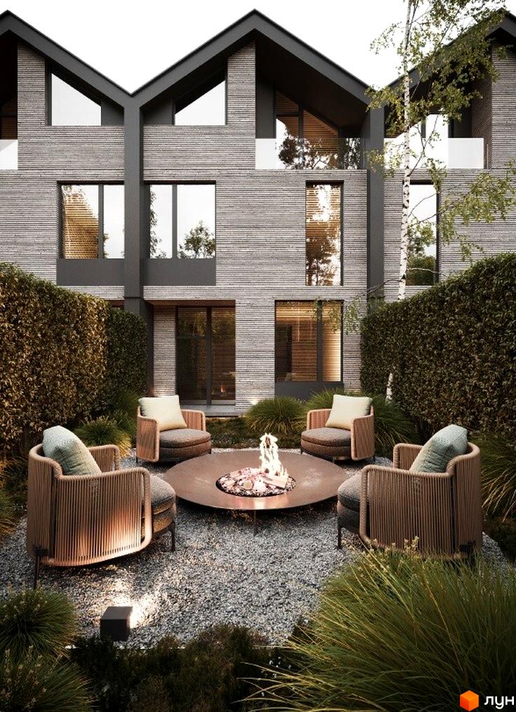 Таунхаус Forest Lane з сірим фасадом та великими вікнами, оточений зеленню та облаштованим двориком з місцем для відпочинку біля вогнища.