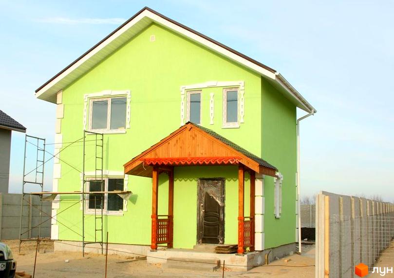 Зображення двоповерхового будинку в Котеджному містечку Солнечная Поляна. Навколо будинку видно прибудинкову територію та паркан.