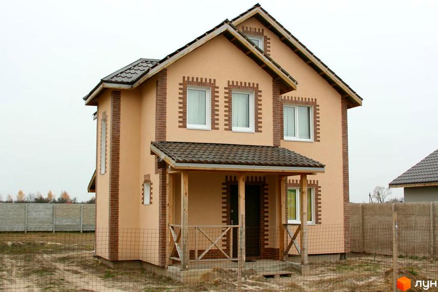 Зображення двоповерхового будинку з коричневим дахом та світло-бежевими стінами. Навколо будинку видно газон та огорожу.