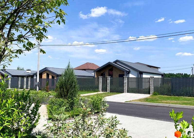 Котеджне містечко КМ Зелений Бульвар. Сучасні будинки з сірими дахами та парканами, доглянута прибудинкова територія з зеленими насадженнями.