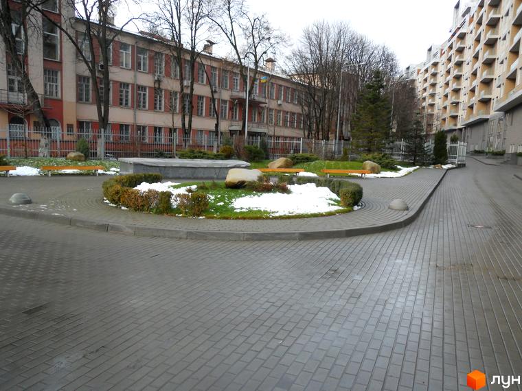 Зовнішній вигляд житлового комплексу ЖК Crystal Park з прибудинковою територією, озелененням та доріжками.