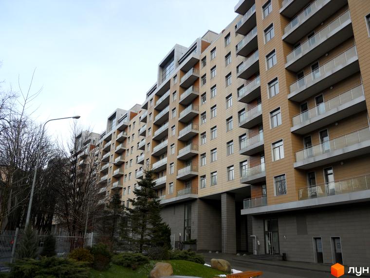 Житловий комплекс Crystal Park з сучасними балконами та прибудинковою територією, озелененою деревами та кущами.