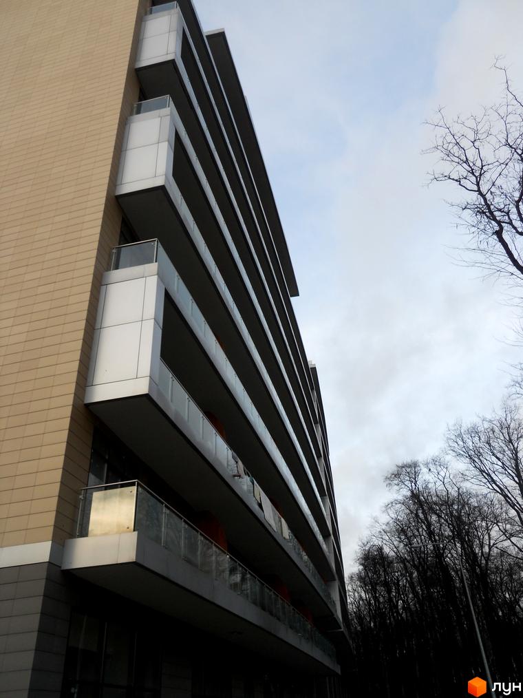 Зовнішній вигляд житлового комплексу ЖК Crystal Park з балконами та прибудинковою територією з деревами.