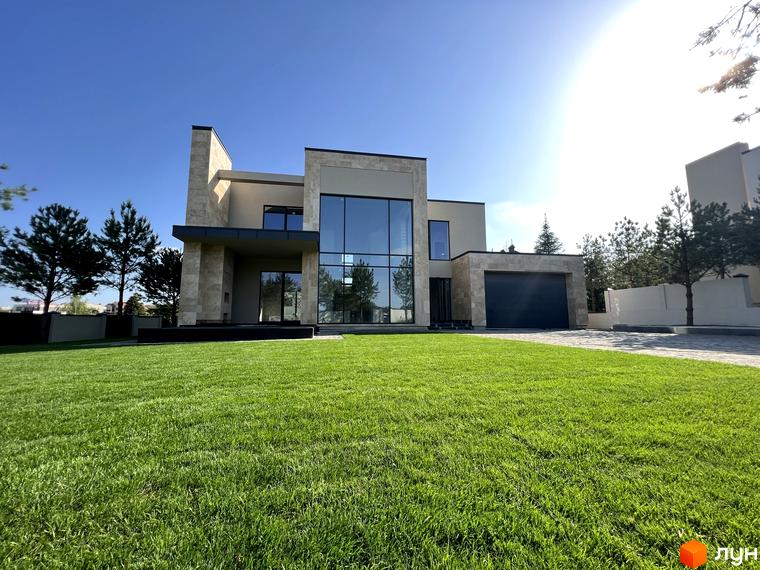 Котеджне містечко Riviera Royal: двоповерховий будинок з великими вікнами та прибудинковою територією з доглянутим газоном.