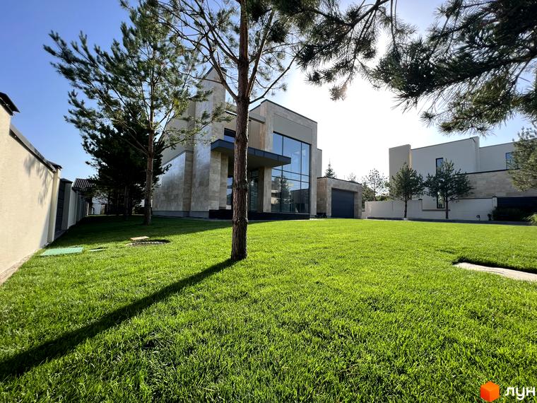 Котеджне містечко Riviera Royal з фасадами з натурального каменю та доглянутою зеленою галявиною. Сучасна архітектура та ландшафтний дизайн.