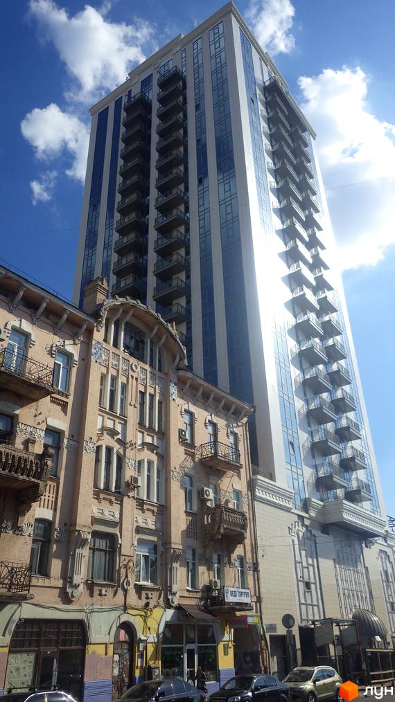 Житловий комплекс Арт Холл з сучасним фасадом та балконами, оточений прибудинковою територією.