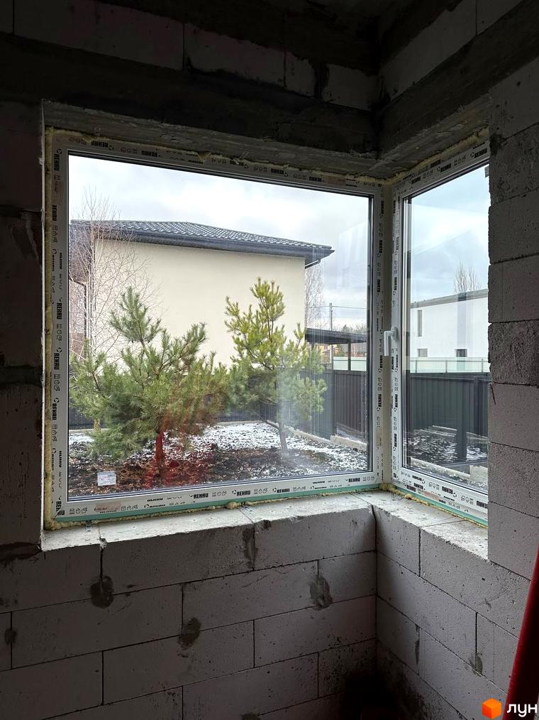 Вікно з видом на новобудову вул. Колобова, 8 та зелені насадження. Зовнішній вигляд будинку та прибудинкової території.
