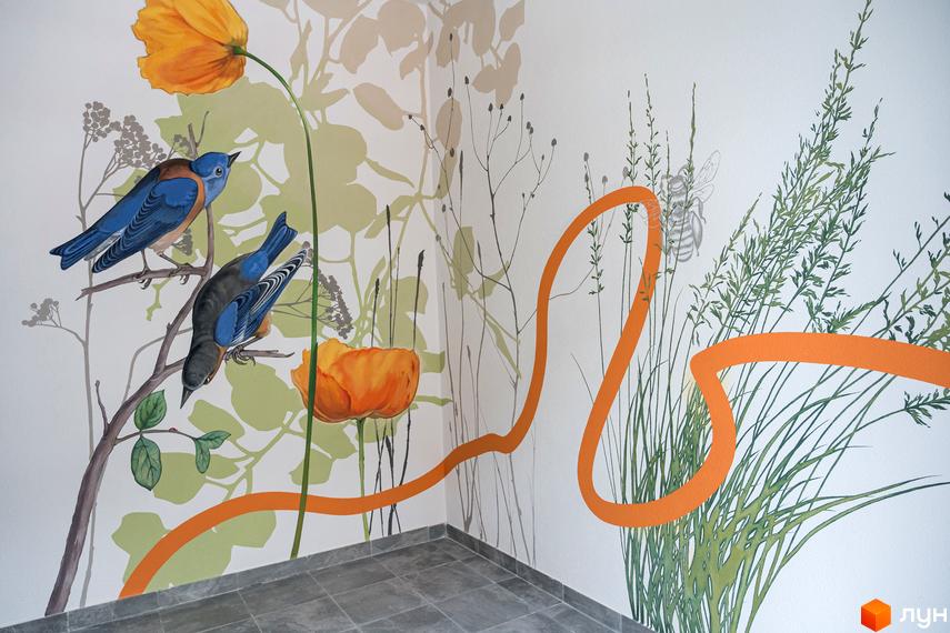 Настінний розпис із зображенням птахів, квітів та трав у Житловому комплексі Сонячна Долина. Декоративне оздоблення інтер'єру.
