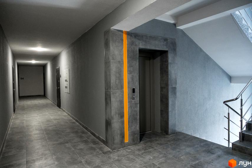 Житловий комплекс Сонячна Долина: сучасний коридор з ліфтом та сходами, що веде на верхні поверхи.
