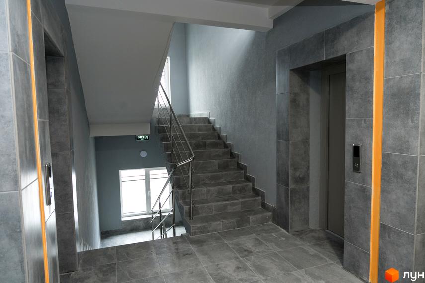 Сучасний під'їзд житлового комплексу Сонячна Долина з ліфтом та сходами. Чистий та доглянутий простір для мешканців.