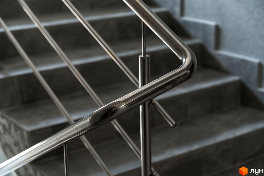 Металеві перила та сходи в житловому комплексі Сонячна Долина. Сучасний дизайн сходів та поручнів для зручного пересування.