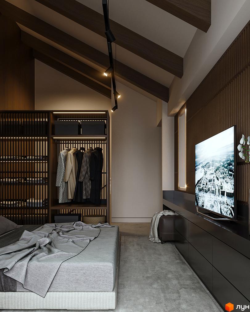 Інтер'єр спальні в таунхаусі. Простора кімната з гардеробною, ліжком та телевізором. Світлі стіни та дерев'яні балки на стелі створюють атмосферу затишку.