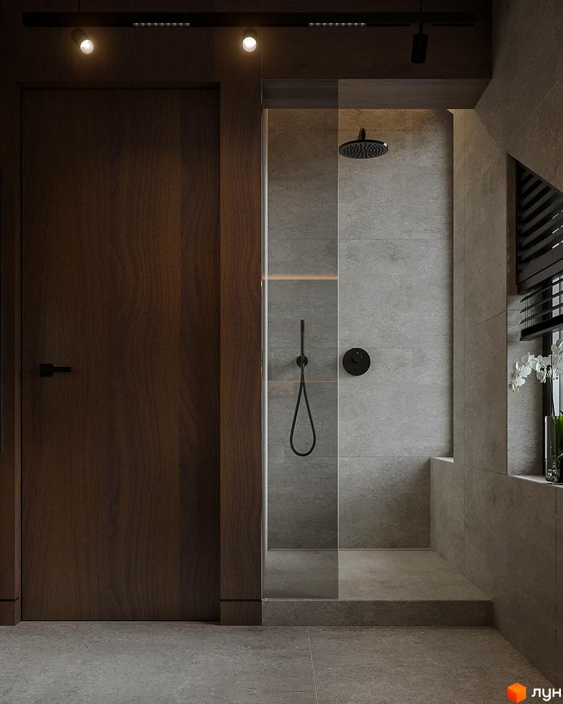 Інтер'єр ванної кімнати з душовою кабіною та великими плитками на стінах. Темні дерев'яні двері та вікно з жалюзі.