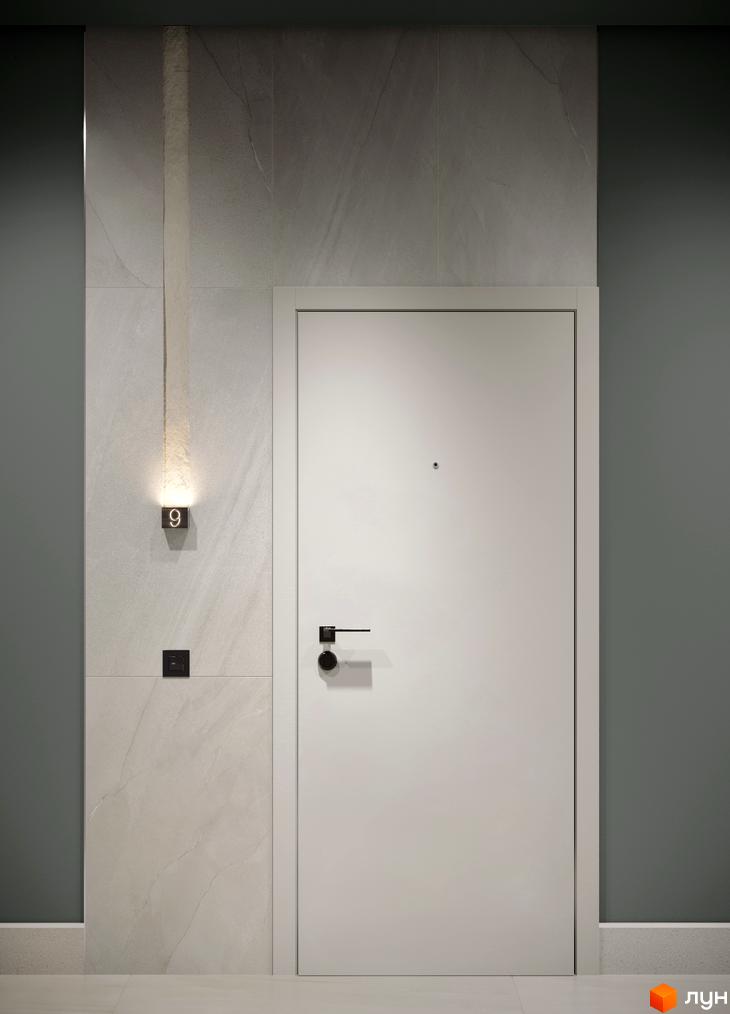 Сучасний вхід у ЖК N69 Residents з дверима та освітленням на стіні. Зовнішній вигляд будинку з плиткою та дверима.