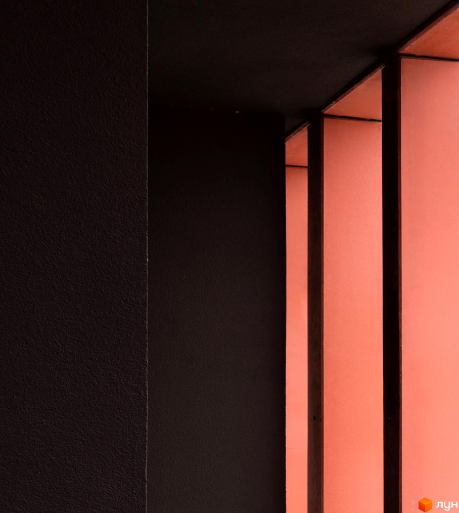 DOCK32: фрагмент фасаду з темною текстурованою стіною та вертикальними персиковими панелями.