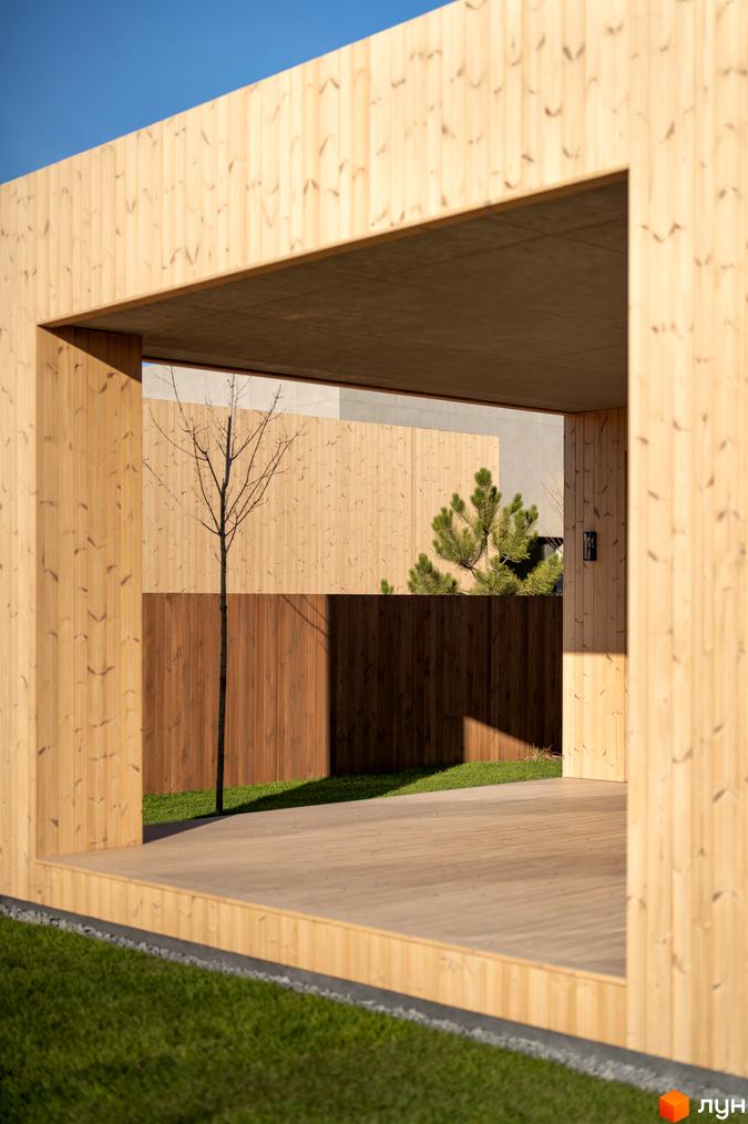 Будинок з дерев'яним фасадом та терасою на вулиці Піщана, 25а, 25б. Прибудинкова територія з газоном та парканом.